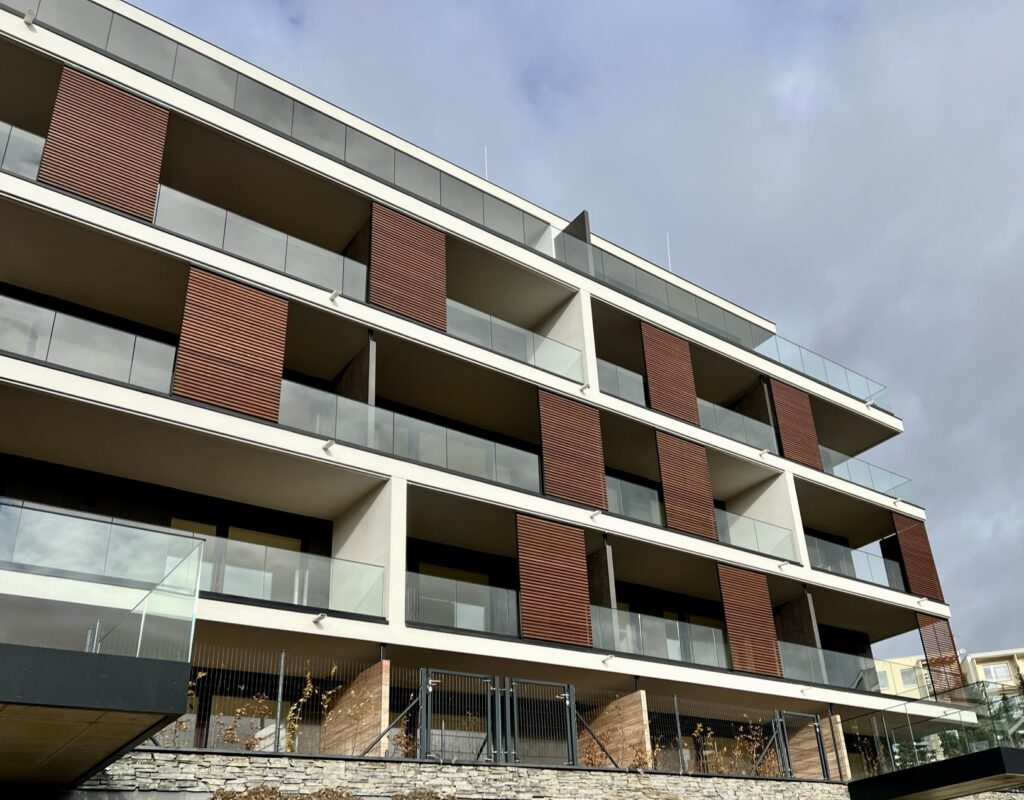 dřevěné okenice a posuvné panely voivo