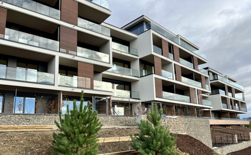 dřevěné okenice a posuvné panely voivo