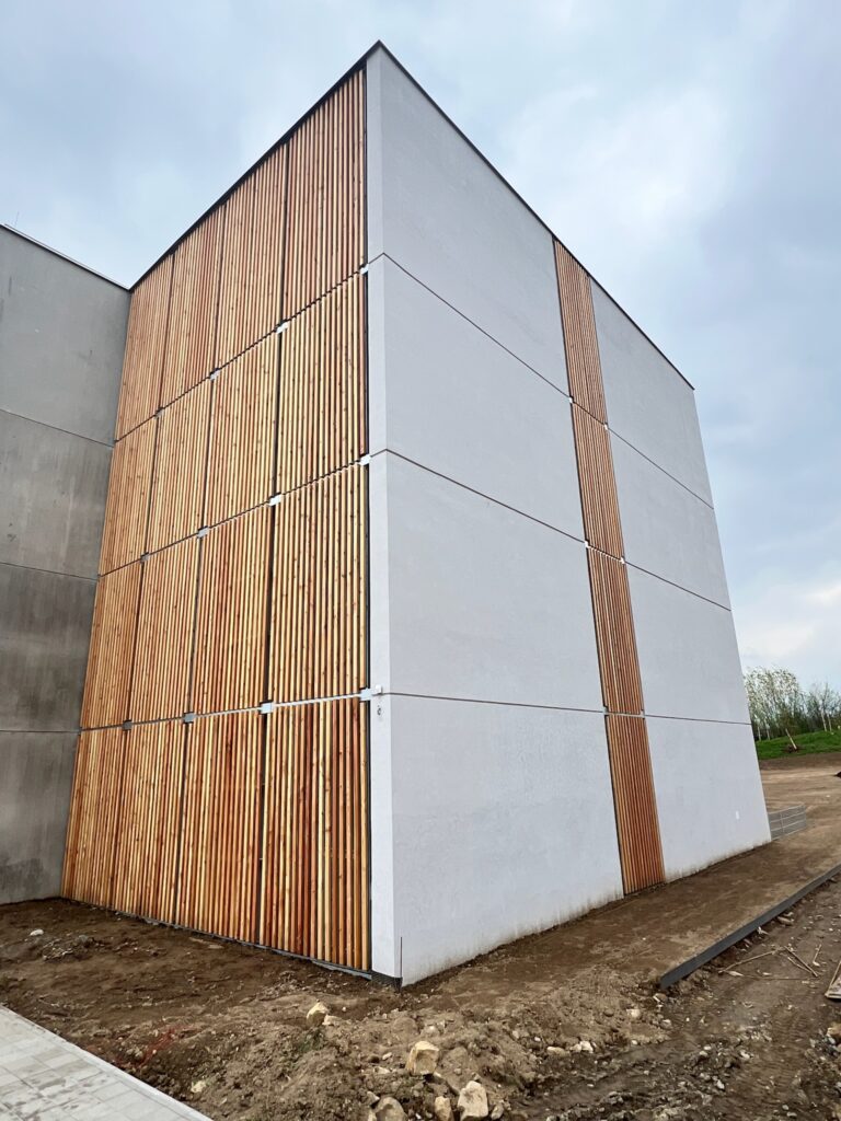 Skládací okenice a fasáda VOÏVO pro dřevostavbu bytového domu ve Žďáru n. Sázavou 5 Drevene panely a okenice VOIVO drevostavba Zdar nS