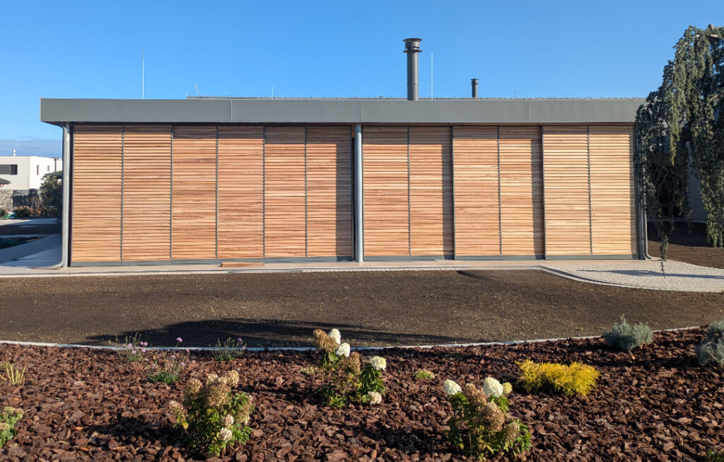 zastínění velké pergoly dřevěnými posuvnými okenicemi VOÏVO wooden sliding shutters