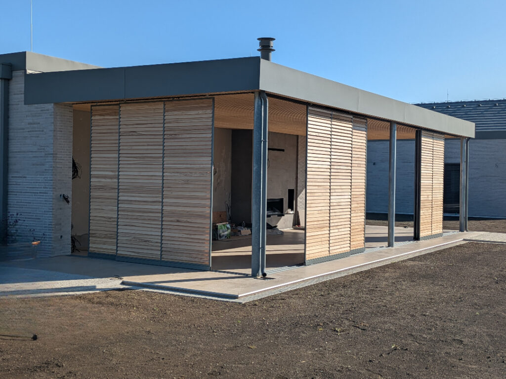 posuvne okenice voivo zastineni teresy polootevrene zvenku